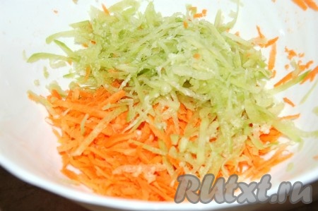 Добавить в миску с морковью натертую редьку.