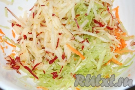 Теперь добавить натертое яблоко, вместе с кожурой.