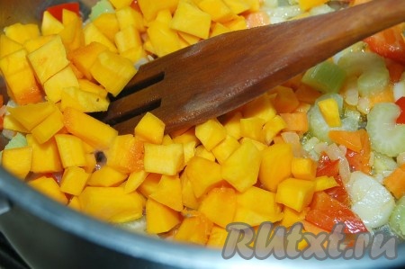 Затем добавляем тыкву, тоже нарезанную кубиками. Обжариваем вместе с тыквой 15 минут.