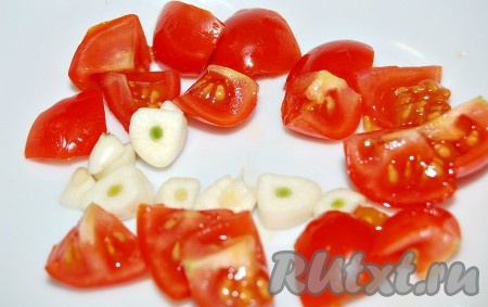 Через 5 минут после добавления цуккини отправляем к овощам порезанные чеснок и помидоры.