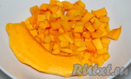 Нарезаем тыкву кубиками.