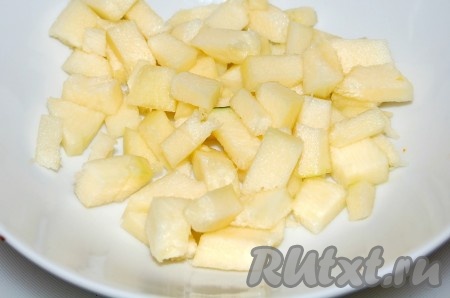 Цуккини нарезаем кубиками и добавляем в кастрюлю.