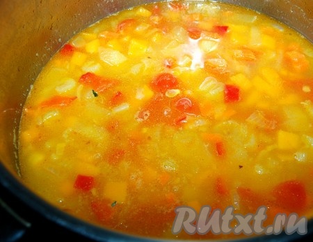 Через 15 минут добавляем воду или овощной бульон, соль, перец, закрываем крышкой и варим на маленьком огоньке 15-25 минут.
