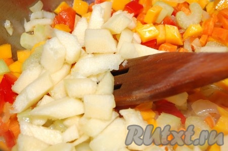 Цуккини нарезаем кубиками и добавляем в кастрюлю.