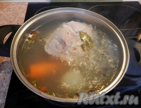 За 15-20 минут до готовности посолить бульон, добавить специи.