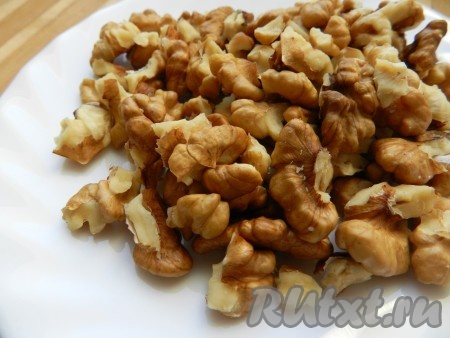 Грецкие орехи измельчить в блендере до получения мелкой крошки.