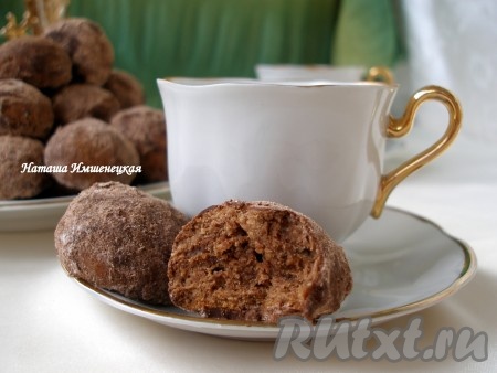 Даже на фото видно, каким аппетитным получается это шоколадное печенье с грецкими орехами в разломе.