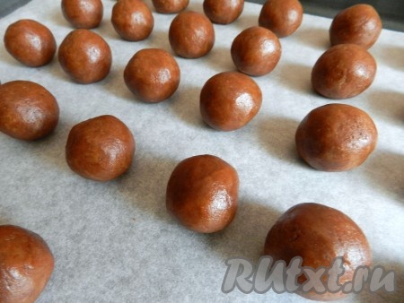 Противень для выпечки застелить пекарской бумагой. Из теста скатать шарики размером с грецкий орех и выложить на противень. Духовку разогреть до 190 градусов и выпекать шоколадное печенье 20 минут.