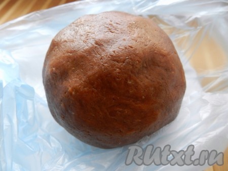 Яйцо, взбитое с сахарной пудрой, перелить в миску с крошкой, замесить однородное, мягкое, практически не липнущее к рукам тесто, собрать его в шар. Если тесто будет сильно липнуть к рукам, понемногу добавьте оставшуюся муку, тщательно вмешивая её. Как только тесто соберётся в шар, практически не липнущий к рукам, значит больше муку добавлять не нужно. Тесто, скатанное в шар, завернуть в пакет и убрать в холодильник на 30 минут.