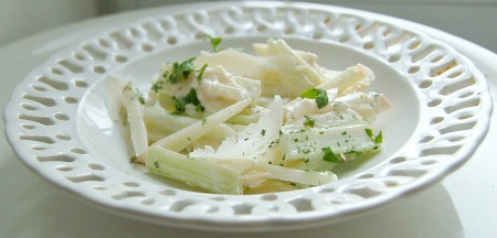 Салат с сельдереем, яблоком и сыром