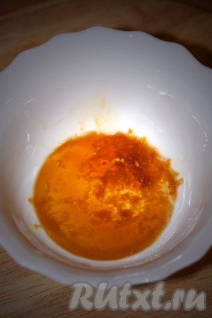 Приготовить соус - соевый соус смешать с медом и измельченной цедрой лимона (натереть на мелкой терке).
