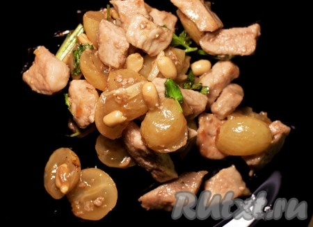 Горячий салат из свинины с виноградом