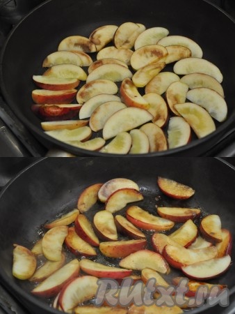 На разогретую сковороду без масла (если ваша сковорода это позволяет) выкладываем яблоки, обжариваем с одной стороны 3 минуты. Переворачиваем. Доливаем печеночный сок и так же тушим.