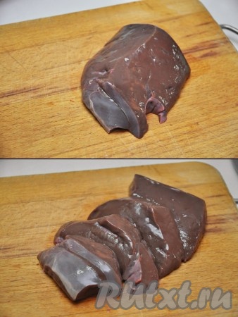 Печень нарезаем тонкими кусочками, приблизительно один сантиметр толщиной, можно отбить, но и так будет нежная.