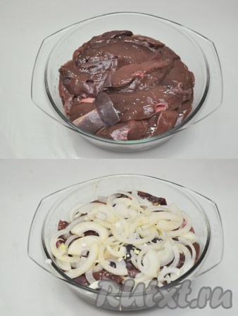 Печень солим, добавляем пряности по вкусу. Перемешиваем. Сверху выкладываем лук и, не перемешивая, ставим в холодильник на 1-2 часа.