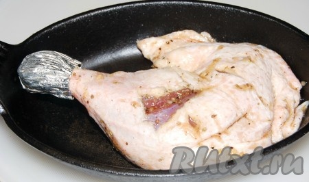 В форму налить растительное масло, положить утиную ножку.