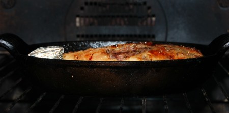 Отправить форму с утиной ножкой в заранее нагретую до 190 градусов духовку на 45 минут.
