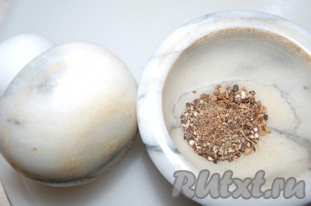 Душистый перец и черный перец горошком истолочь в ступке.