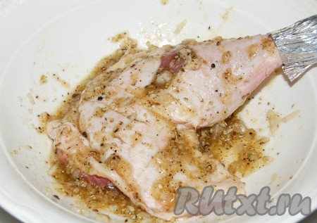 Утиную ножку смазать со всех сторон маринадом и оставить мариноваться от 2 до 12 часов. Можно на ночь.