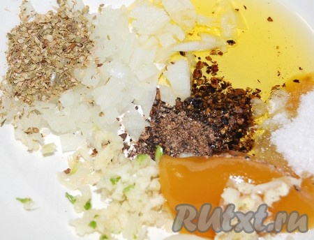 В миске соединить все составляющие маринада.