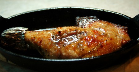 Когда утиная ножка будет готова, вытащить ее из духовки.