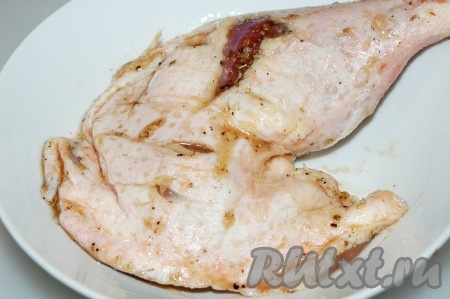 Затем отряхнуть от маринада, постараться, чтобы ничего не осталось (иначе будет пригорать).