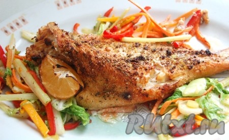Морской окунь, запеченный в духовке
