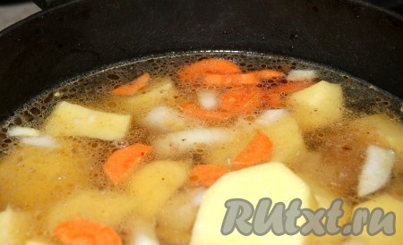 Залить горячей водой, чтобы мясо и овощи были полностью покрыты.