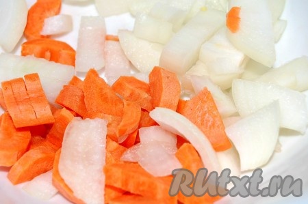 Нарезать морковь и репчатый лук.