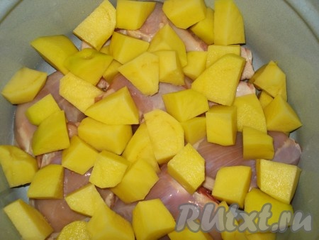 Картофель нарезать крупными кусочками и уложить в кастрюлю вместе с курочкой (я предварительно сняла кожицу, можно и оставить).
