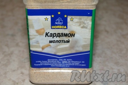 Муку просеять через сито и соединить с солью и кардамоном.
