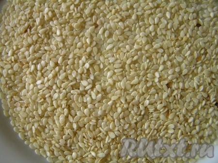 В плоскую тарелку насыпать муку, в другую тарелку - кунжут. 