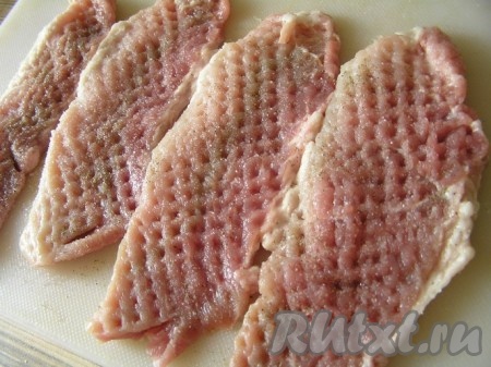 Мясо отбить, посолить, поперчить.