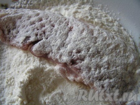 Каждый кусочек обвалять в муке, 