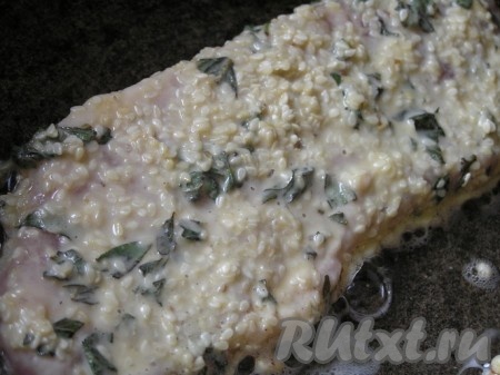 окунуть в яично-мятную панировку,&nbsp;затем обвалять в кунжуте.&nbsp;Обжарить свиную отбивную на растительном масле с двух сторон до румяного цвета.&nbsp;
