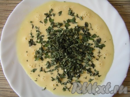 добавить сливки и нарезанные листики мяты, перемешать. 