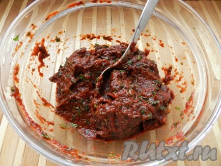 Добавить томатную пасту, по вкусу соль, перемешать. Постепенно влить воду, чтобы получить соус нужной густоты, перемешать.