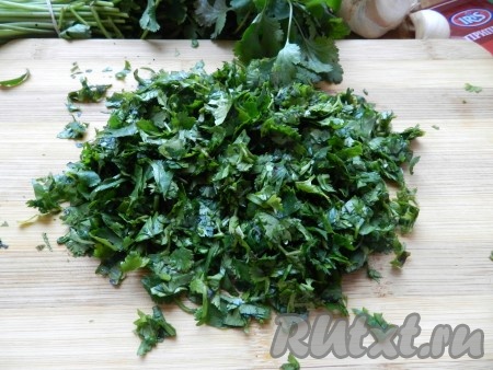 Кинзу нарезать мелко.