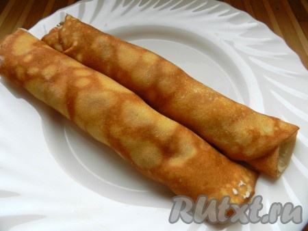 Свернуть блины, чтобы получились плотные рулеты, убрать в холодильник на 15-20 минут. Затем нарезать каждый блин на кусочки.