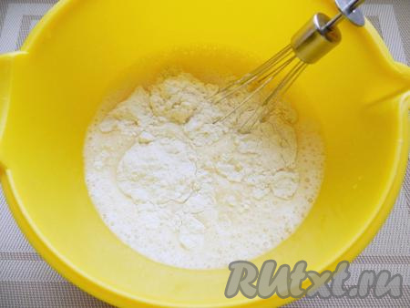 Влить растительное масло, всыпать разрыхлитель и половину муки, перемешать. Далее&nbsp; добавлять муку по столовой ложке, хорошо вмешивая её в блинное тесто. Старайтесь, чтобы не было комочков муки. Добавляя понемногу муку, учитывайте, что итоговое блинное тесто должно напоминать не очень густой кефир (оно не должно быть жидким, как вода, но и густым оно быть не должно).
