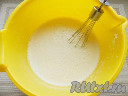 Первым делом замесим блинное тесто и приготовим блины. Для этого яйца нужно взбить венчиком с солью и сахаром в течение 1-2 минут. Затем влить тёплое молоко (температура молока должно быть примерно градусов 30) и перемешать венчиком.