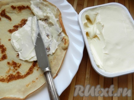 Остудить блины. Смазать поверхность блина сливочным сыром.