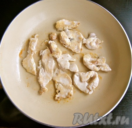 Грудку обжарила на оливковом масле &nbsp;до готовности по 1-2 минуте с каждой стороны (чем дольше жарить грудку, тем суше она будет).
