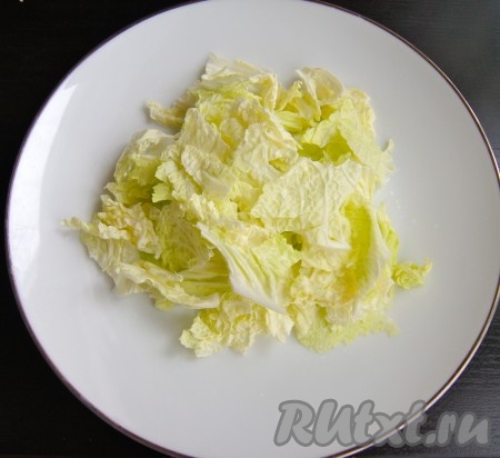 Зеленую часть капусты порвала руками на порционные тарелки, выложила горкой.
