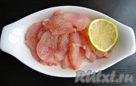 Грудку помыла, обсушила, нарезала на средние кусочки, сбрызнула соком лайма (лимона), посолила, поперчила.