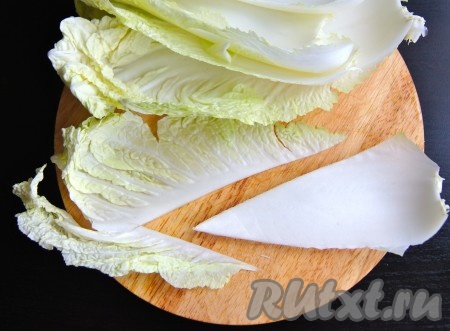 Капусту помыла, отделила листья, вырезала белую часть.
