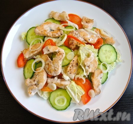 Затем укладываем обжаренную куриную грудку, тонко нарезанные помидоры (или половинки черри), лук колечками.
