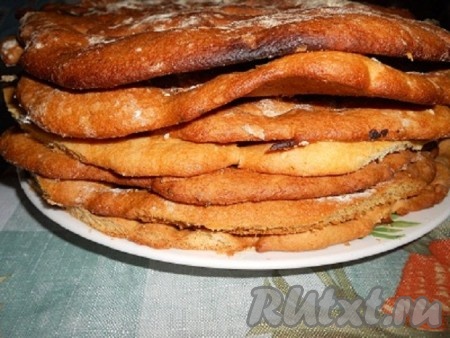 У меня получилось 7 коржей, края коржей обрезать по форме вашего блюда для торта, смолоть обрезанные края, ими можно обсыпать верх и бока торта.
