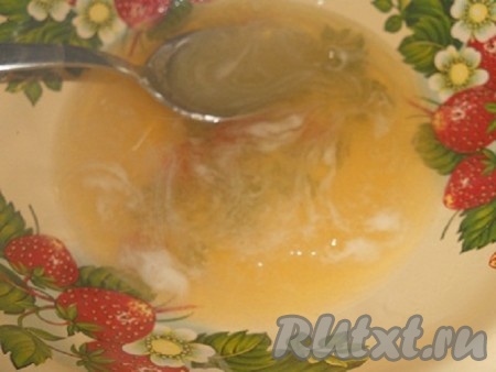 Сварить пропитку медовика - смешать лимонный сок, мед и сахар и варить на среднем огне около 4-5 минут.
