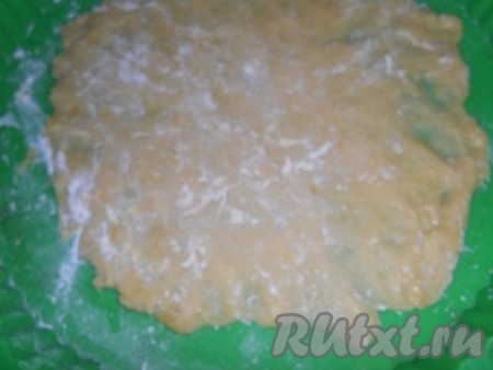 Теперь начинаем выпекать коржи. Взять первый шар, хорошо посыпать руки мукой,&nbsp; так как тесто очень липкое. Выложить на форму (у меня силиконовая). Если форма у вас не силиконовая, возьмите лист фольги, застелите форму. Распределить первый шар пальцами по поверхности формы, постоянно окуная руки в муку. Из шара, придавливая пальцами тесто, сделать корж толщиной около 1 мм и поставить выпекаться в духовку на 4-5 минут при температуре 220 градусов&nbsp; до коричневого цвета. Аналогично выпекать остальные коржи.
